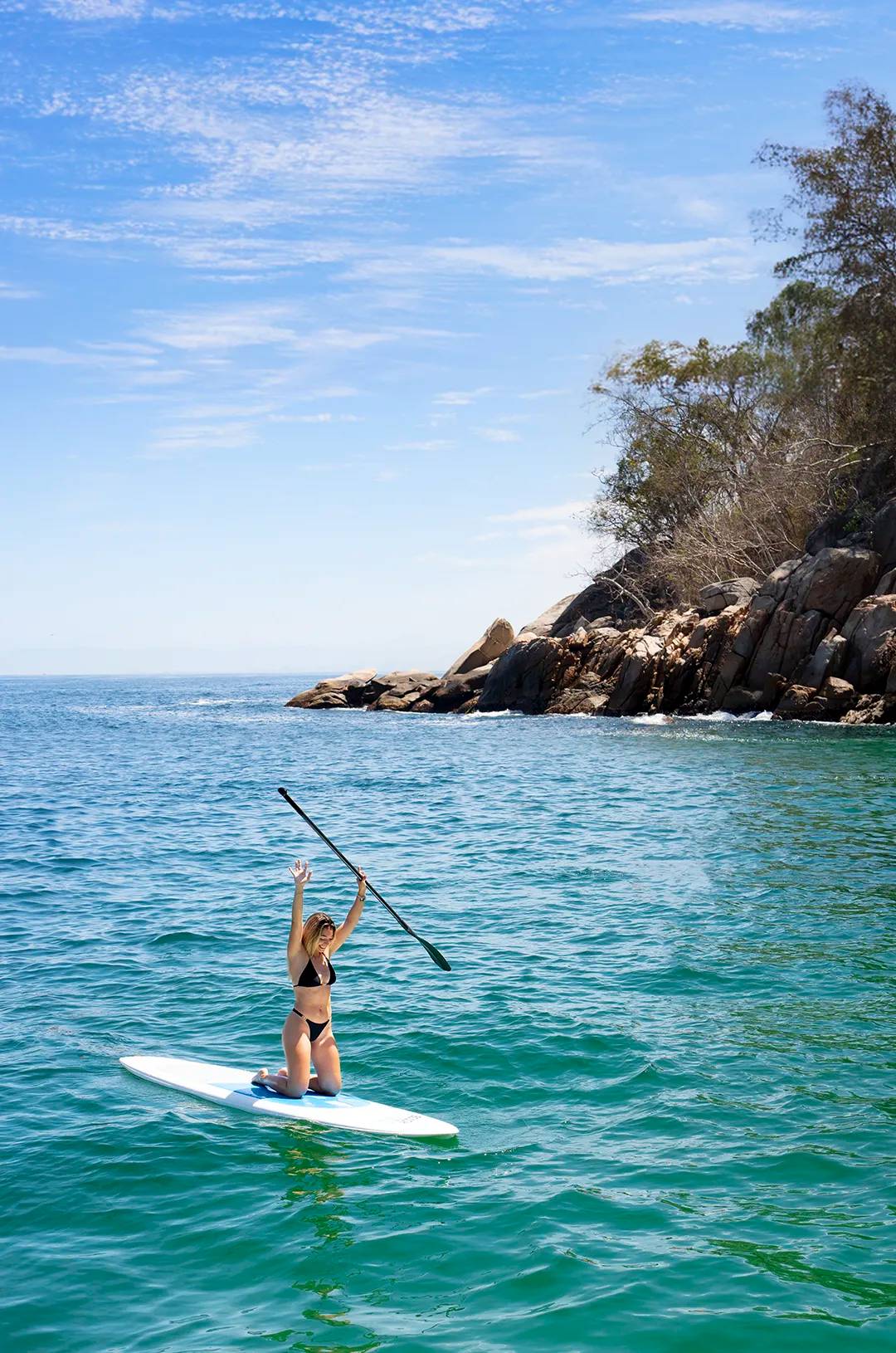 Chica practicando paddle board en Majahuitas Puerto Vallarta.