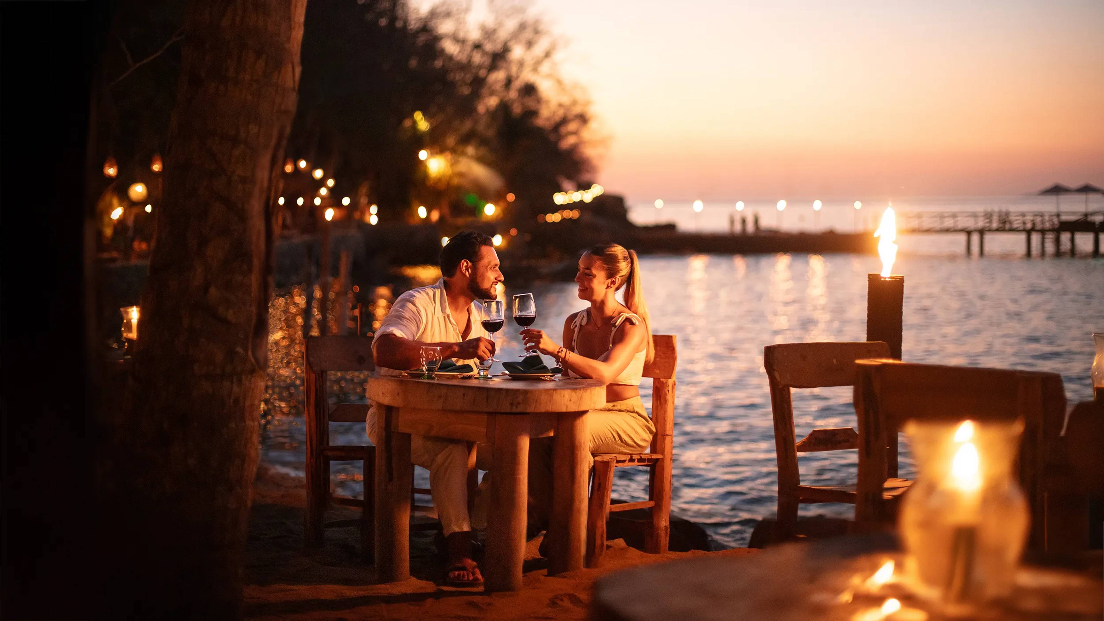 Pareja en uno de los restaurantes más románticos de Puerto Vallarta.