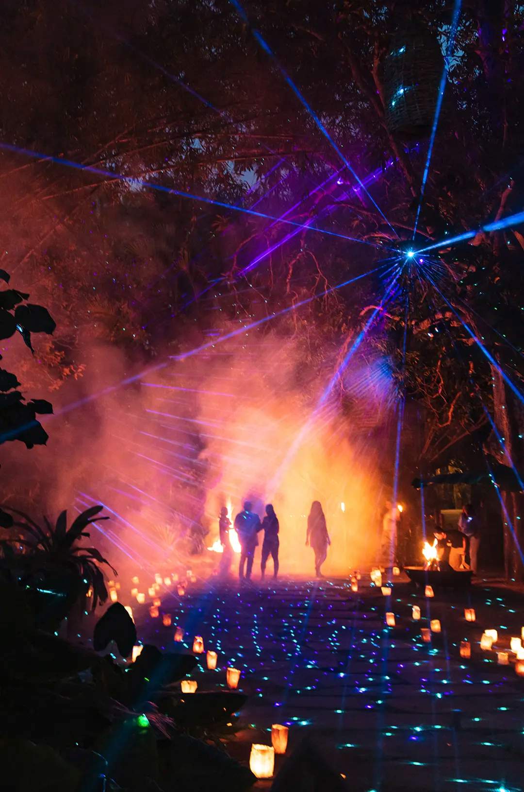 Espectaculares luces láser en medio de la selva tropical en Majahuitas, el mejor Club de Playa de Puerto Vallarta.