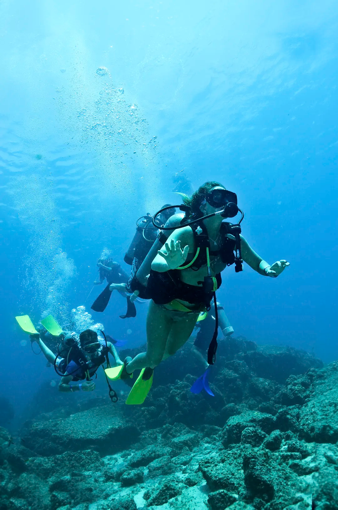 Buzo explorando el mundo submarino en Los Arcos Puerto Vallarta.