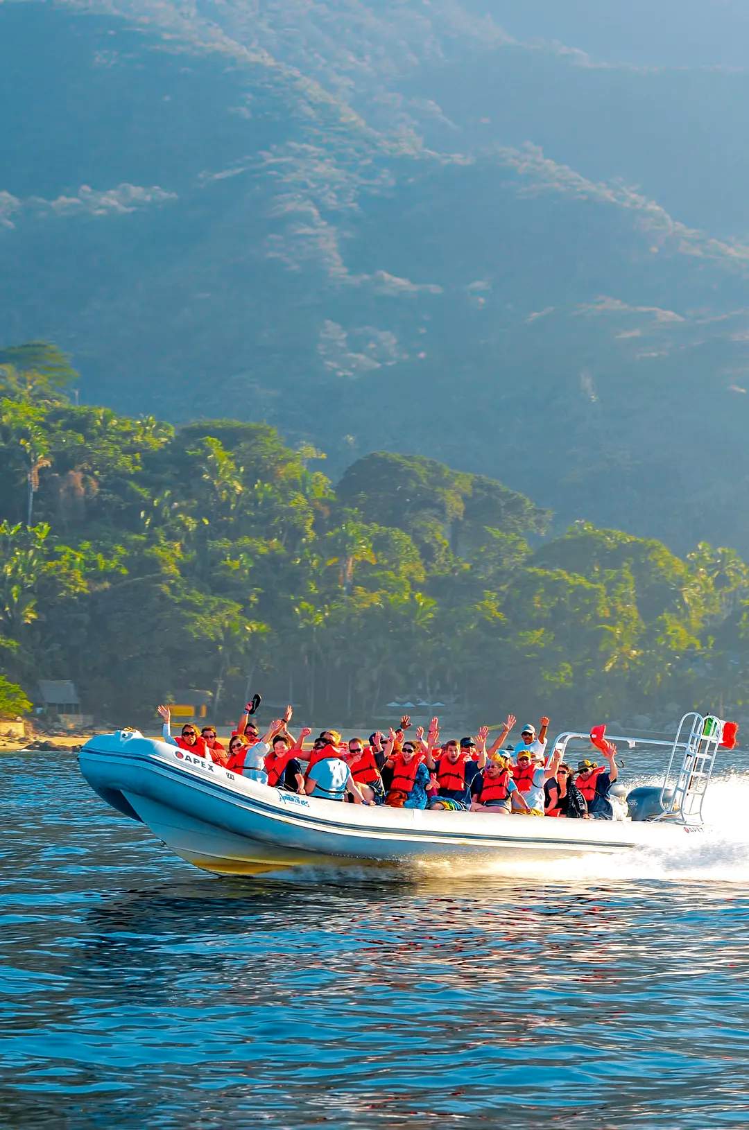 Lancha rápida en Puerto Vallarta dirigiéndose al sur de la bahía.