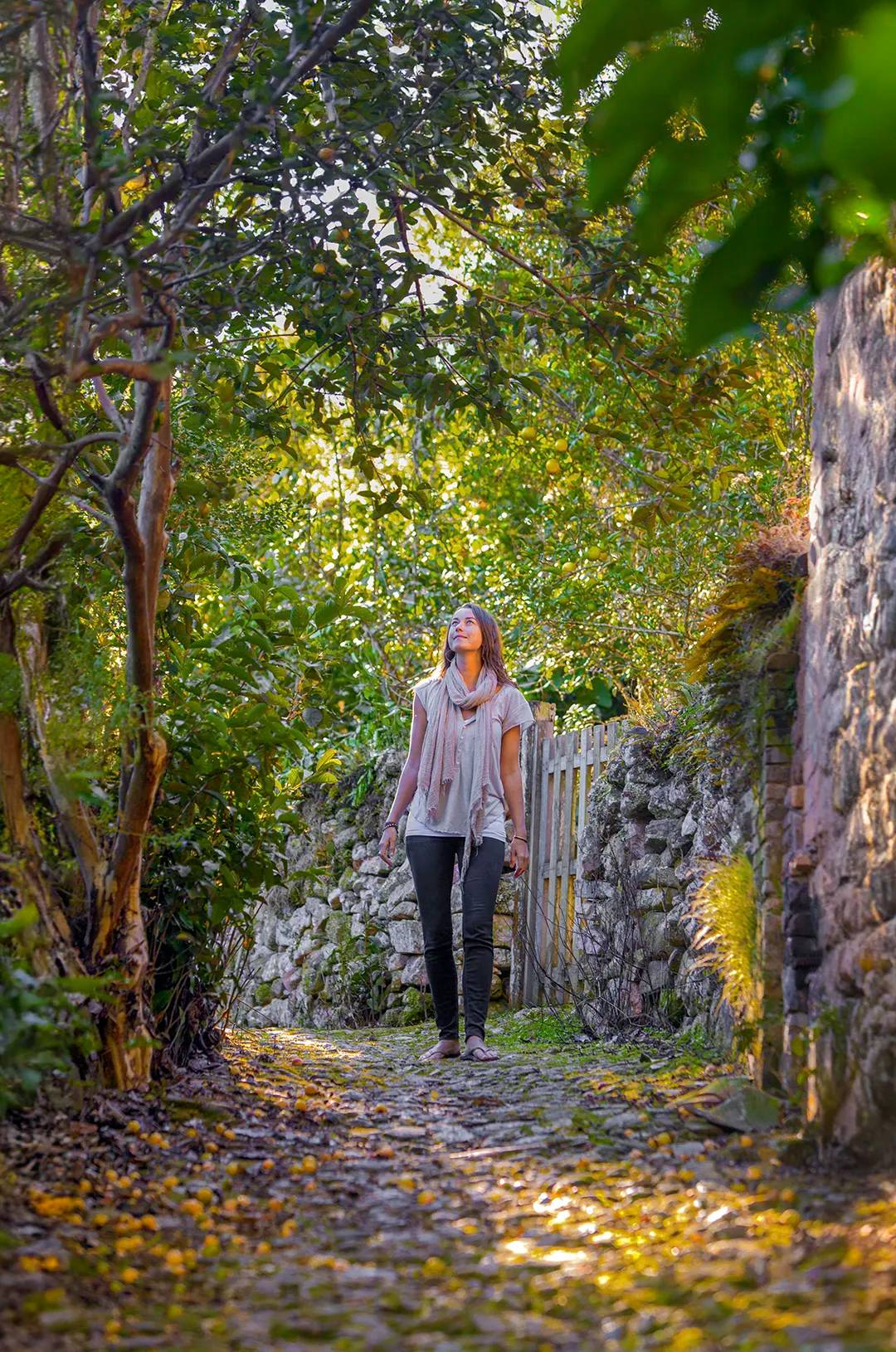 Chica caminando por las calles empedradas de San Sebastián del Oeste.