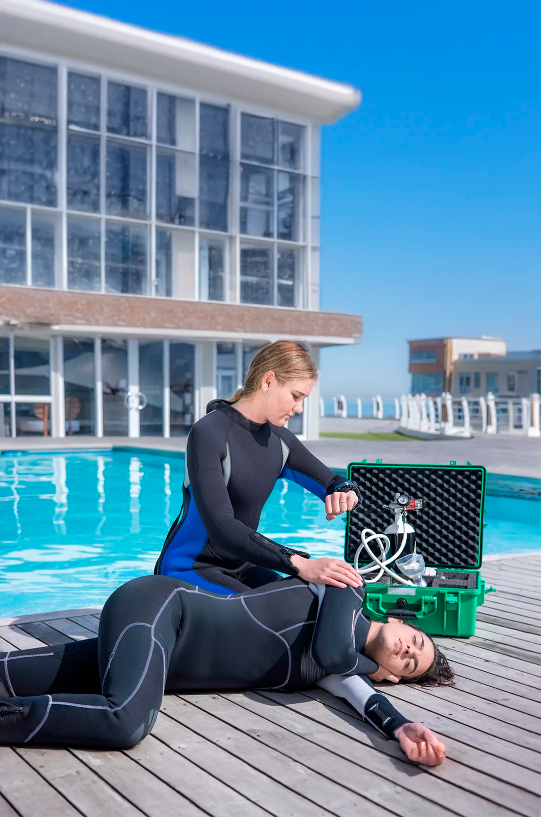 Student practicing first aids during an Emergency First Response PADI Course in Puerto Vallarta.