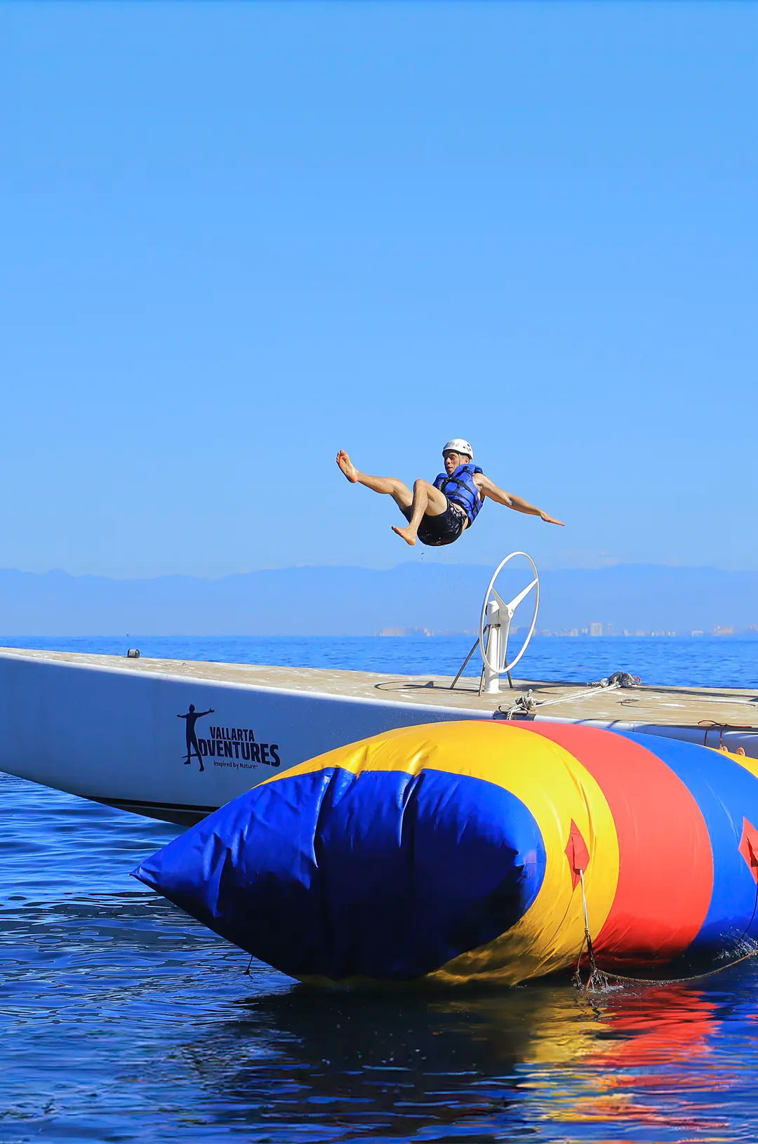 Vuela por los aires en el divertido Blob del parque acuático Ocean Mania.