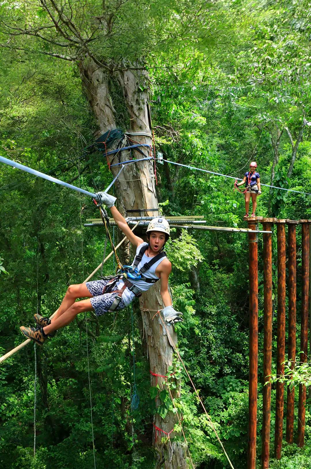 Cuerda floja suspendida entre los árboles, en el Parque de Aventures más emocionante de Puerto Vallarta, Extreme Adventure.