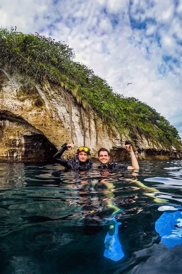 Buzo disfrutando un tour de Buceo en Los Arcos Puerto Vallarta.