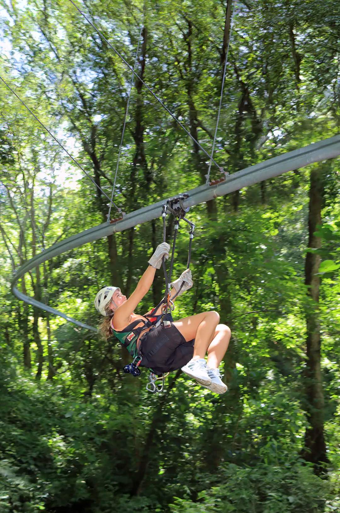 Mujer deslizándose en el emocionante Roller Coaster Zipline, una tirolesa exclusiva de Vallarta Adventures.