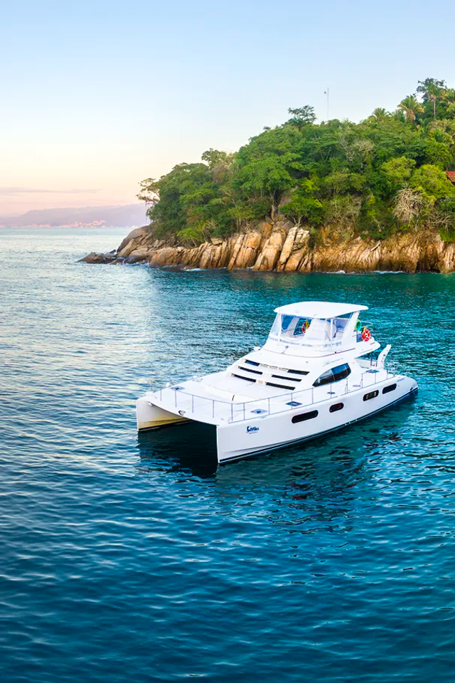 Yate de lujo anclado cerca de la playa Majahuitas, Puerto Vallarta, en un exclusivo tour de snorkel de Vallarta Adventures.