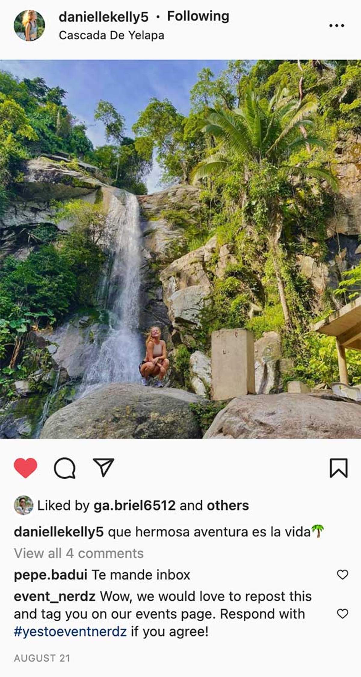 Mujer sentada en una roca frente a la Cascada de Yelapa, rodeada de vegetación frondosa y plantas tropicales.