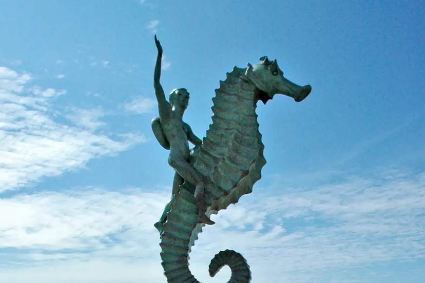 Escultura "Niño en el caballito de mar" en Puerto Vallarta