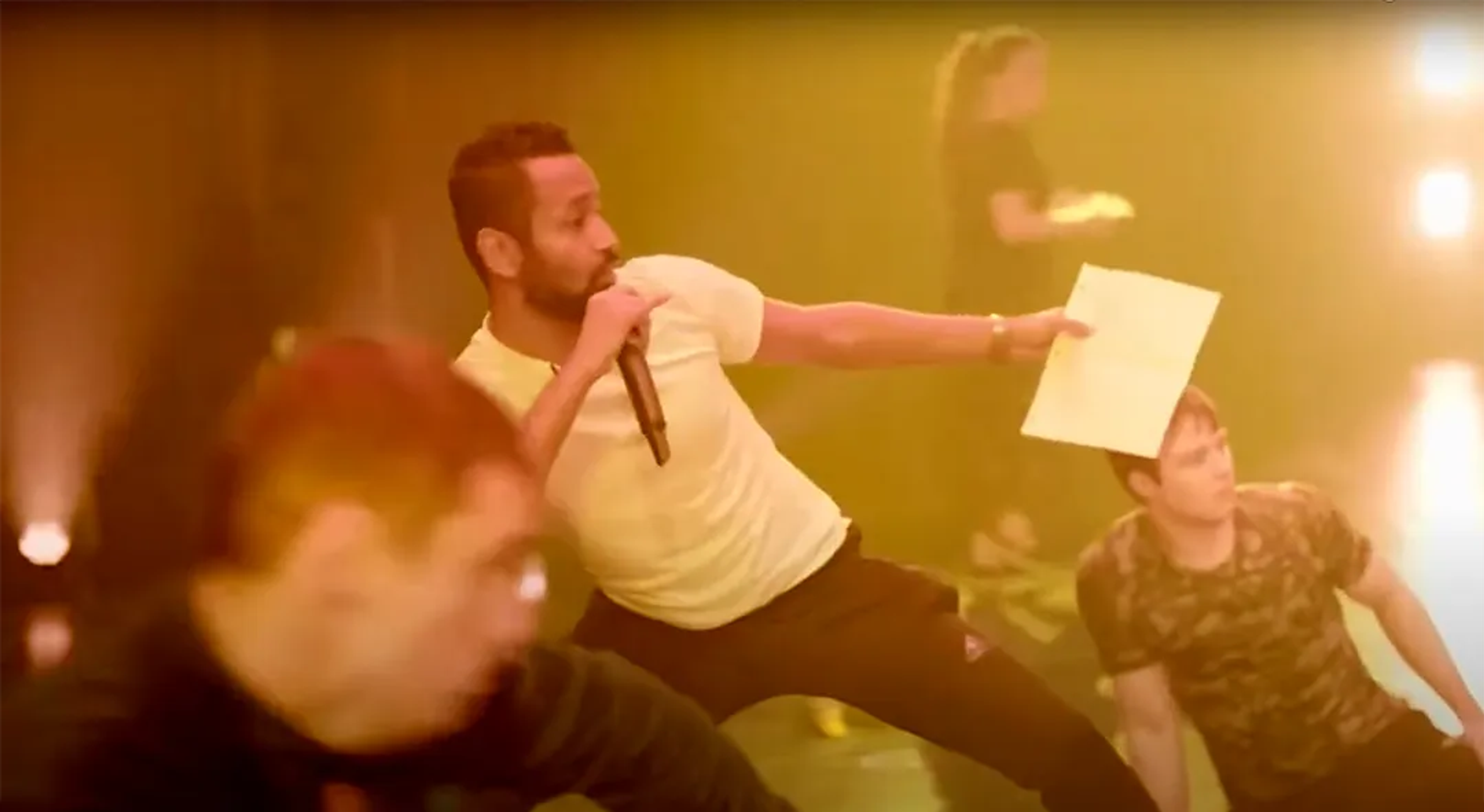 Mukhtar Mukhtar dirigiendo un espectáculo escénico.