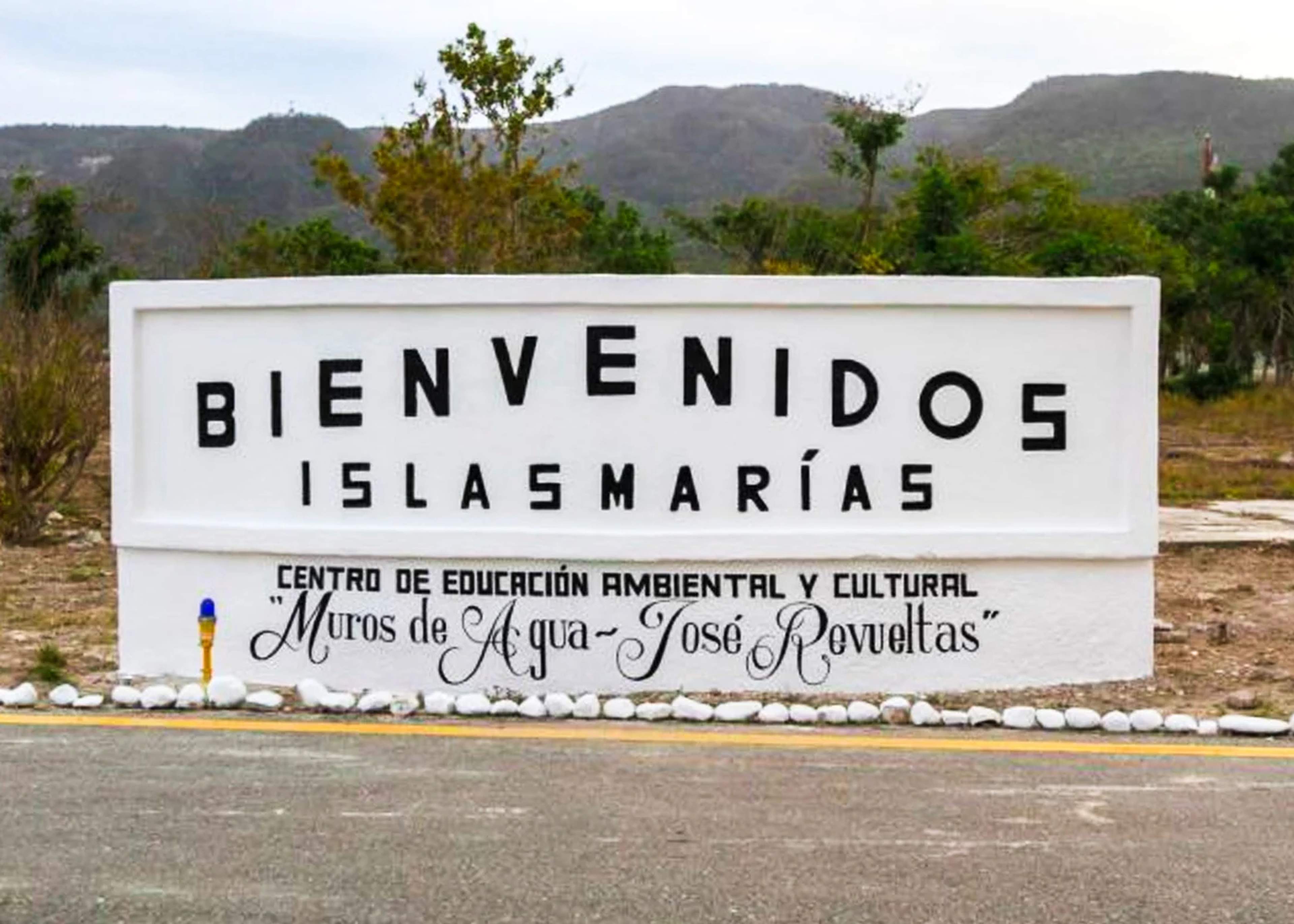 Un cartel de bienvenida a las Islas Marías, con el Centro de Educación Ambiental y Cultural José Revueltas.