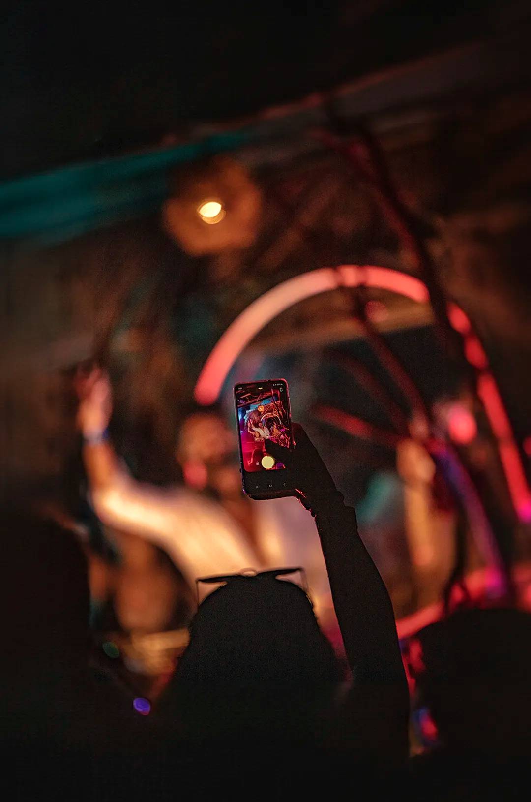 Chica grabando videos de Tom & Collins tocando en Majahuitas Puerto Vallarta.