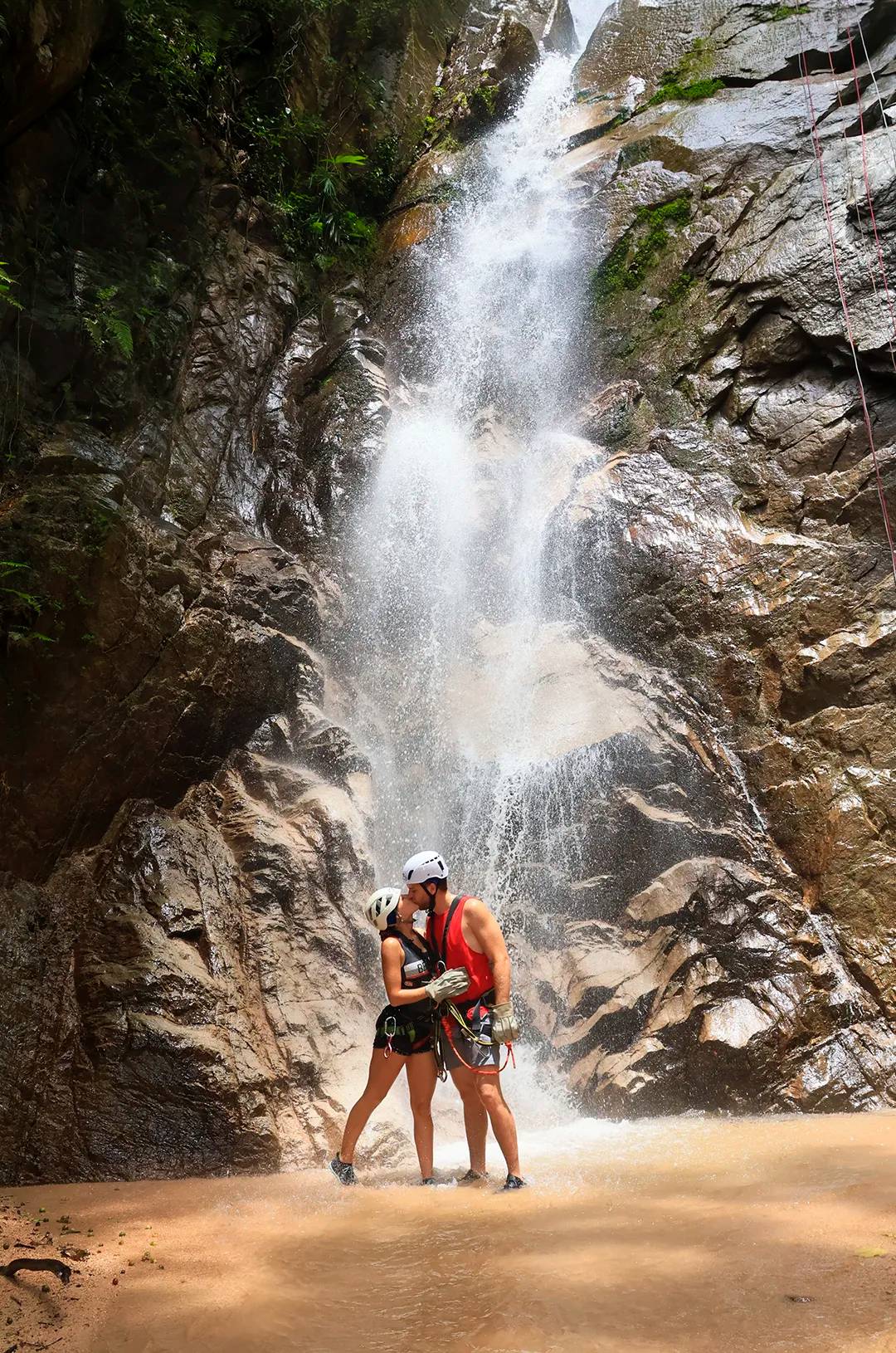 Pareja disfrutando una cascada en Puerto Vallarta durante el tour Outdoor Adventure.
