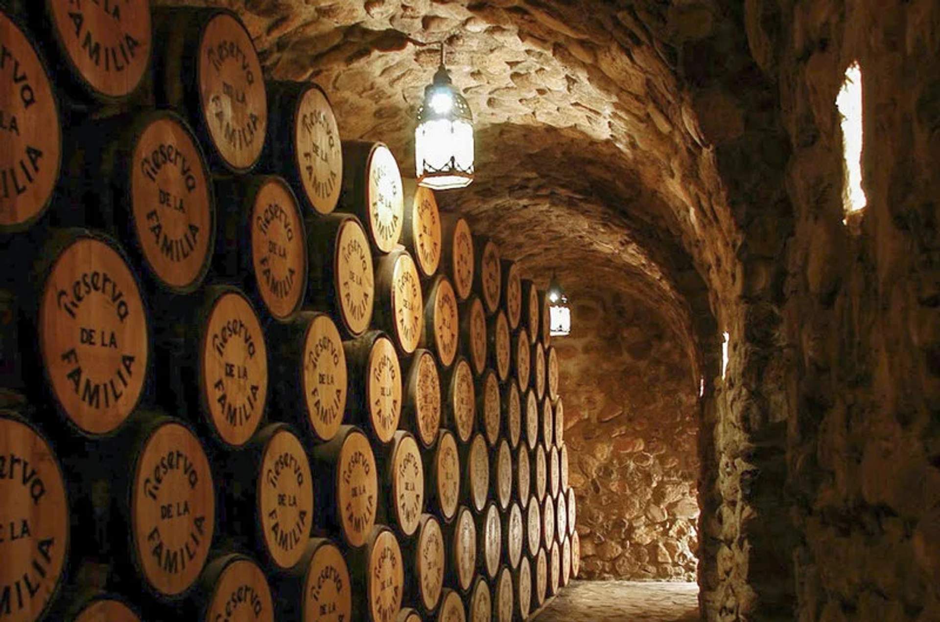 Filas de barriles de tequila etiquetados "Reserva de la Familia" en la bodega de piedra de la Hacienda Jose Cuervo, Tequila, Jalisco.
