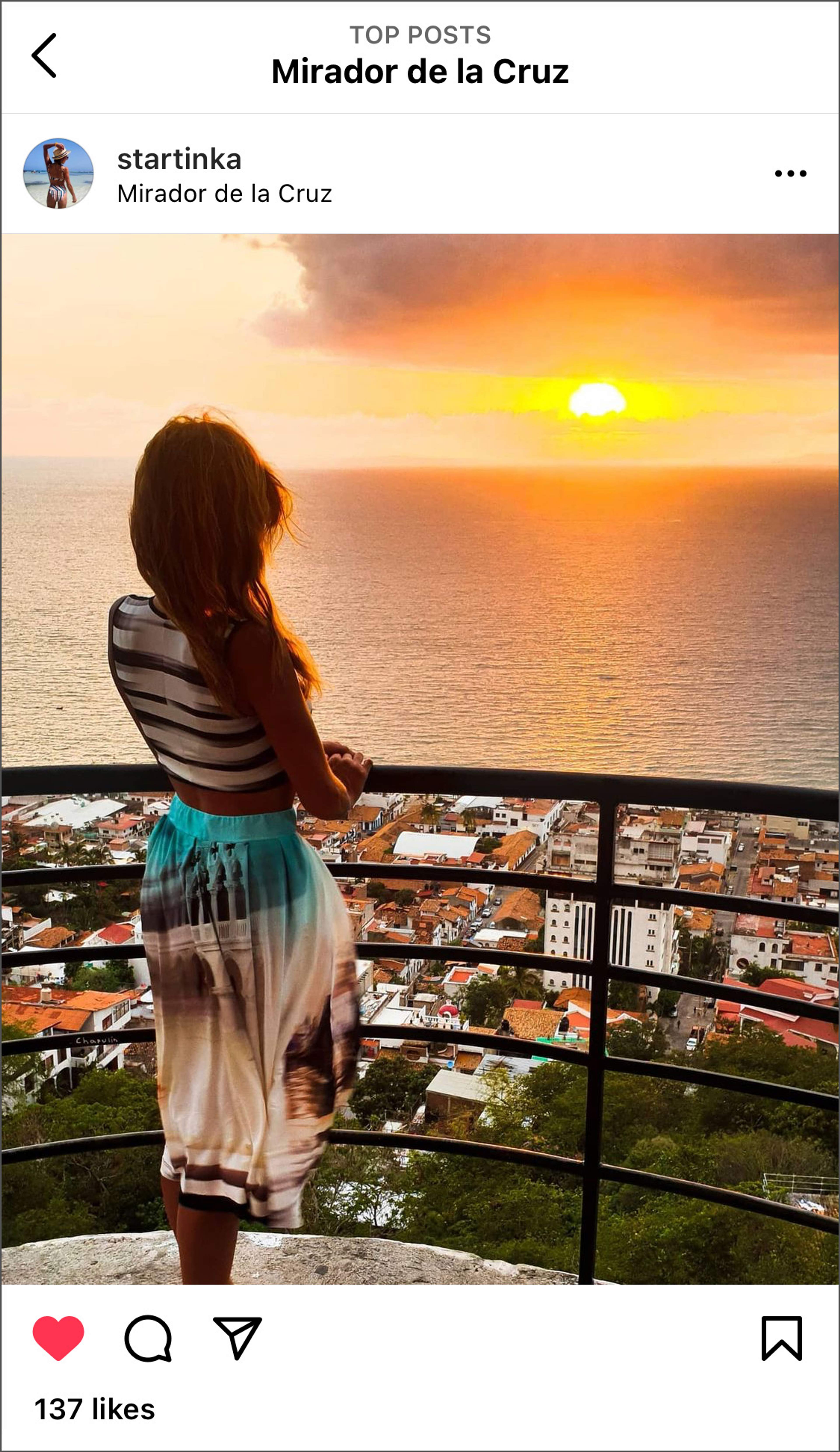 Mujer observando el atardecer desde el Mirador de la Cruz en Puerto Vallarta.