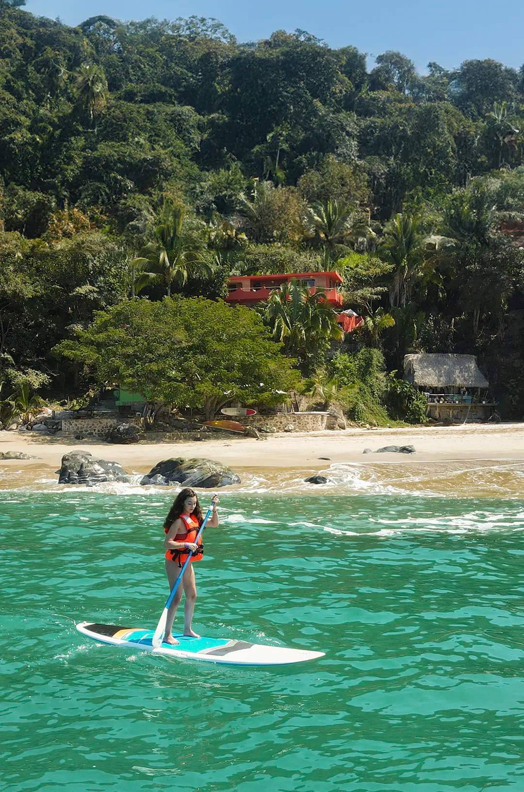 Chica practicando paddleboard en el mejor tour de ecoturismo de Puerto Vallarta.