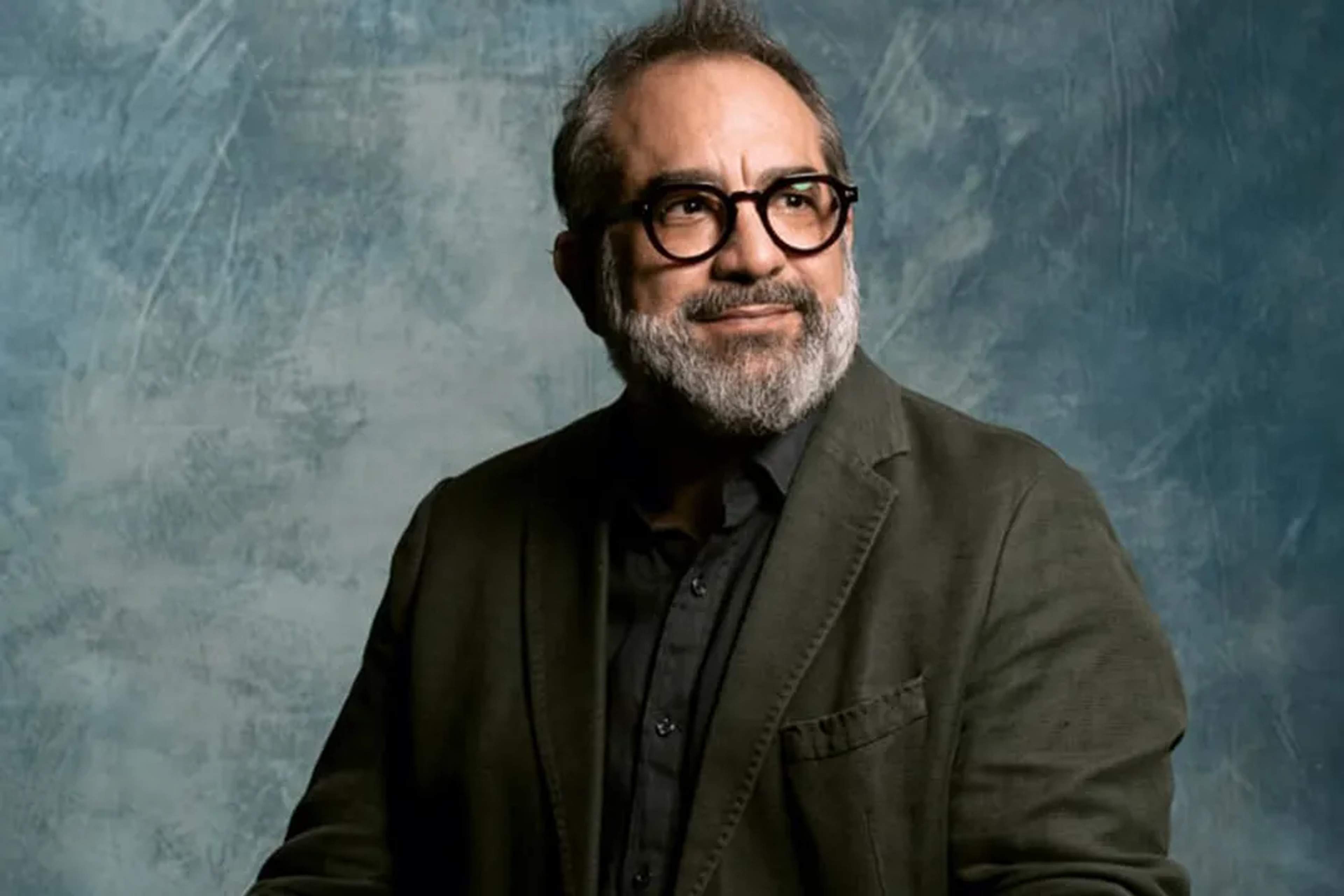 Retrato de Eugenio Caballero, reconocido diseñador de producción ganador del Oscar®, con saco.