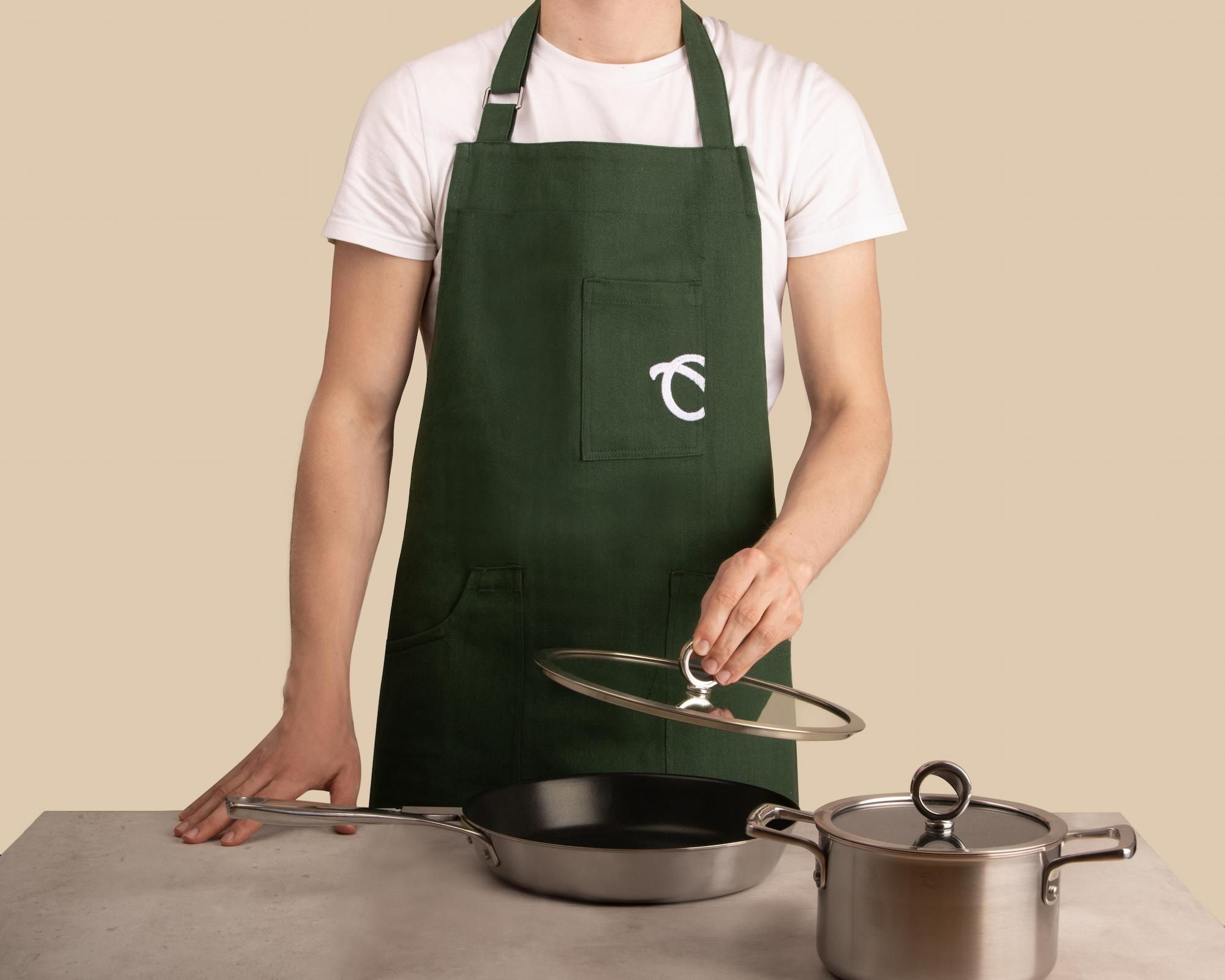 Olav Schürze getragen in der Küche