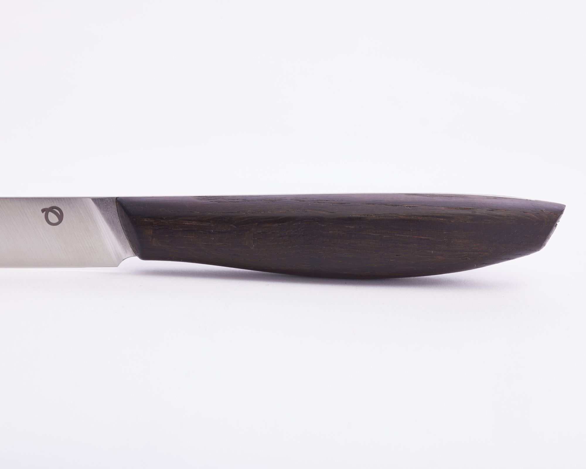 Vue rapprochée du manche en bois du couteau de chef Olav