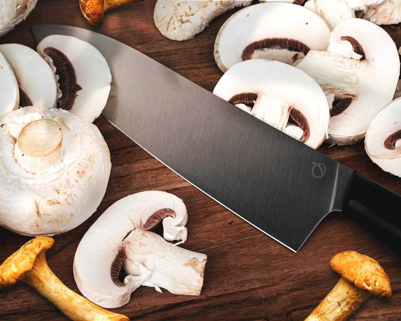 champignons coupés avec le couteau de chef Olav