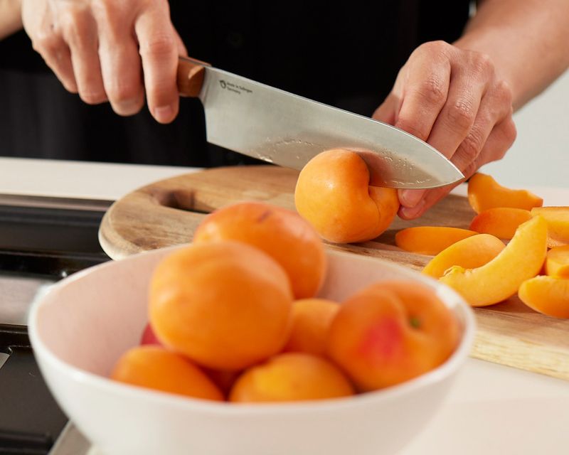 Abricots coupés avec le couteau du chef Olav