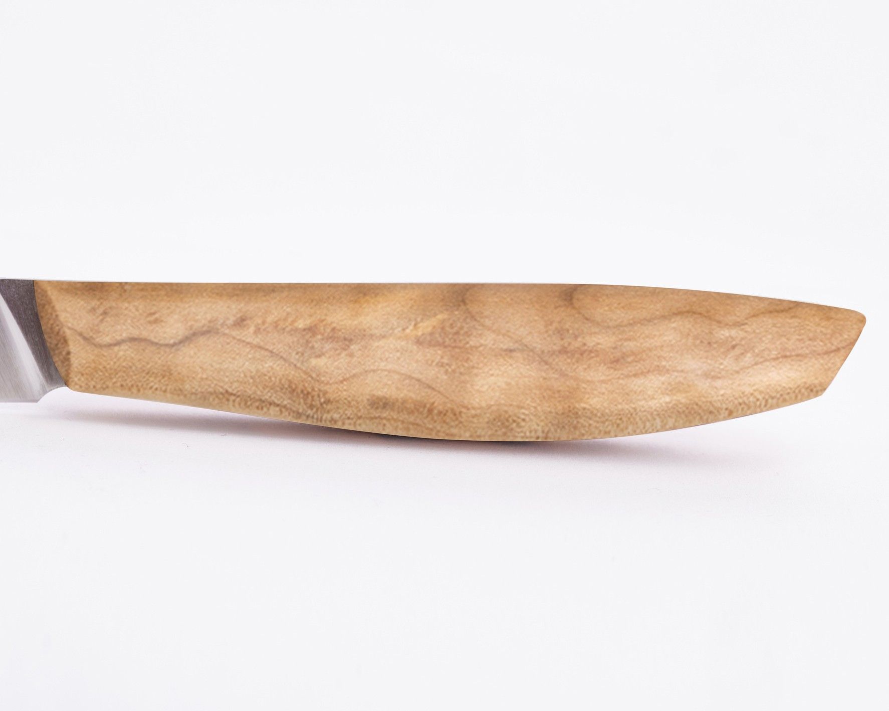 Vue rapprochée du manche en bois du couteau de chef Olav
