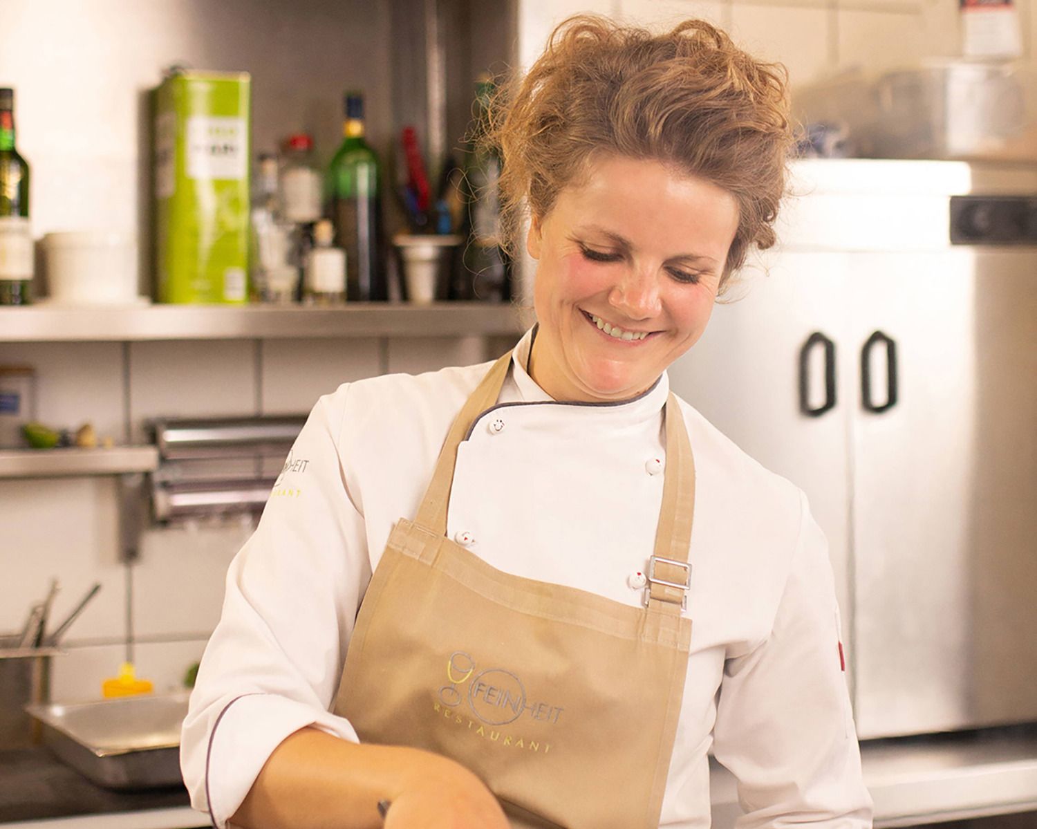 Profiköchin Kim Wagner beim Kochen