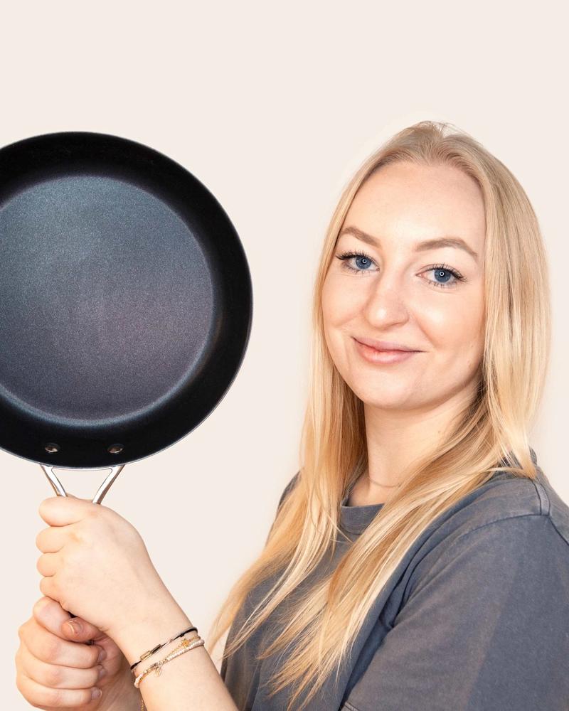 Olav employee Catharina with pan