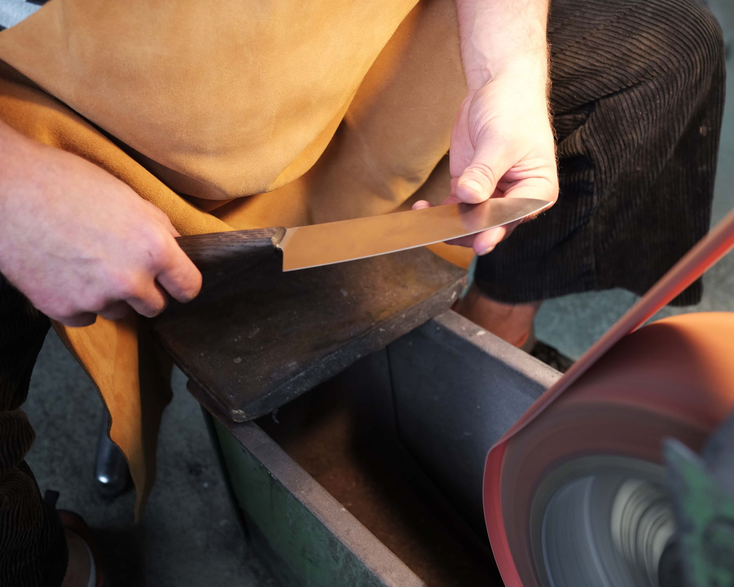 Professional grinder from Solingen sharpens Olav knives