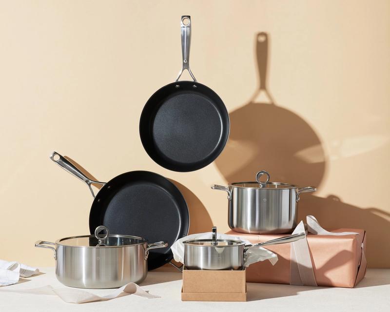 Front view of the Olavson cookware set Everyday Heroes