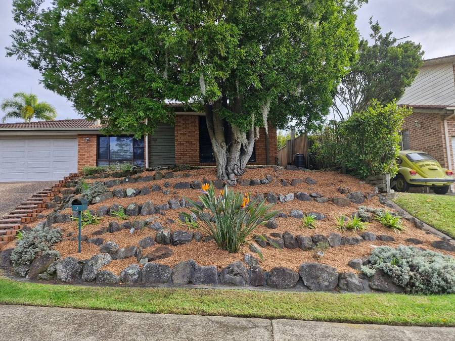 A tidy native garden bed with rocks and fresh mulch on a Sutherland Shire front-yard slope