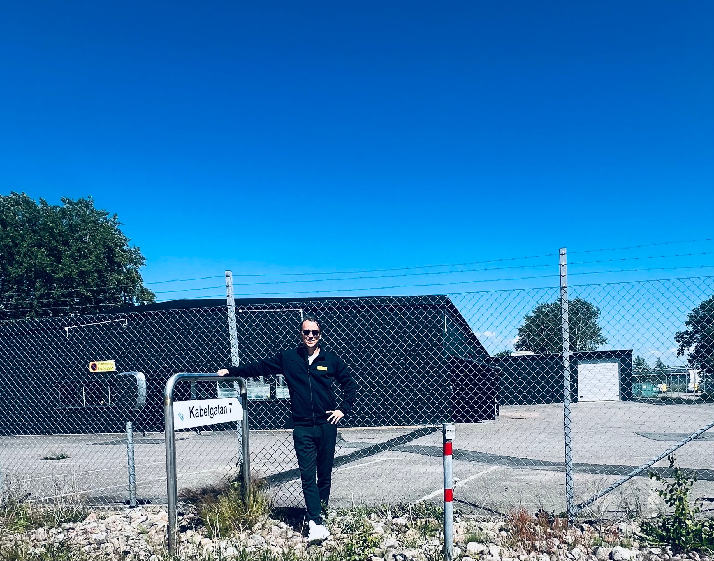 Robert utanför platsen där kundcentret kommer att vara