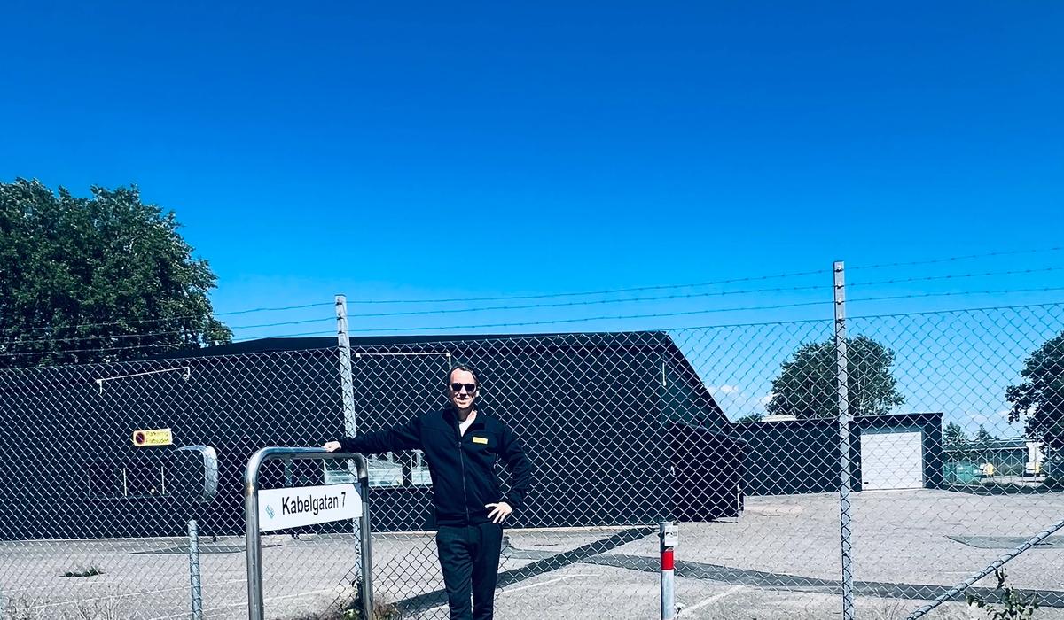 Robert utanför platsen där kundcentret kommer att vara