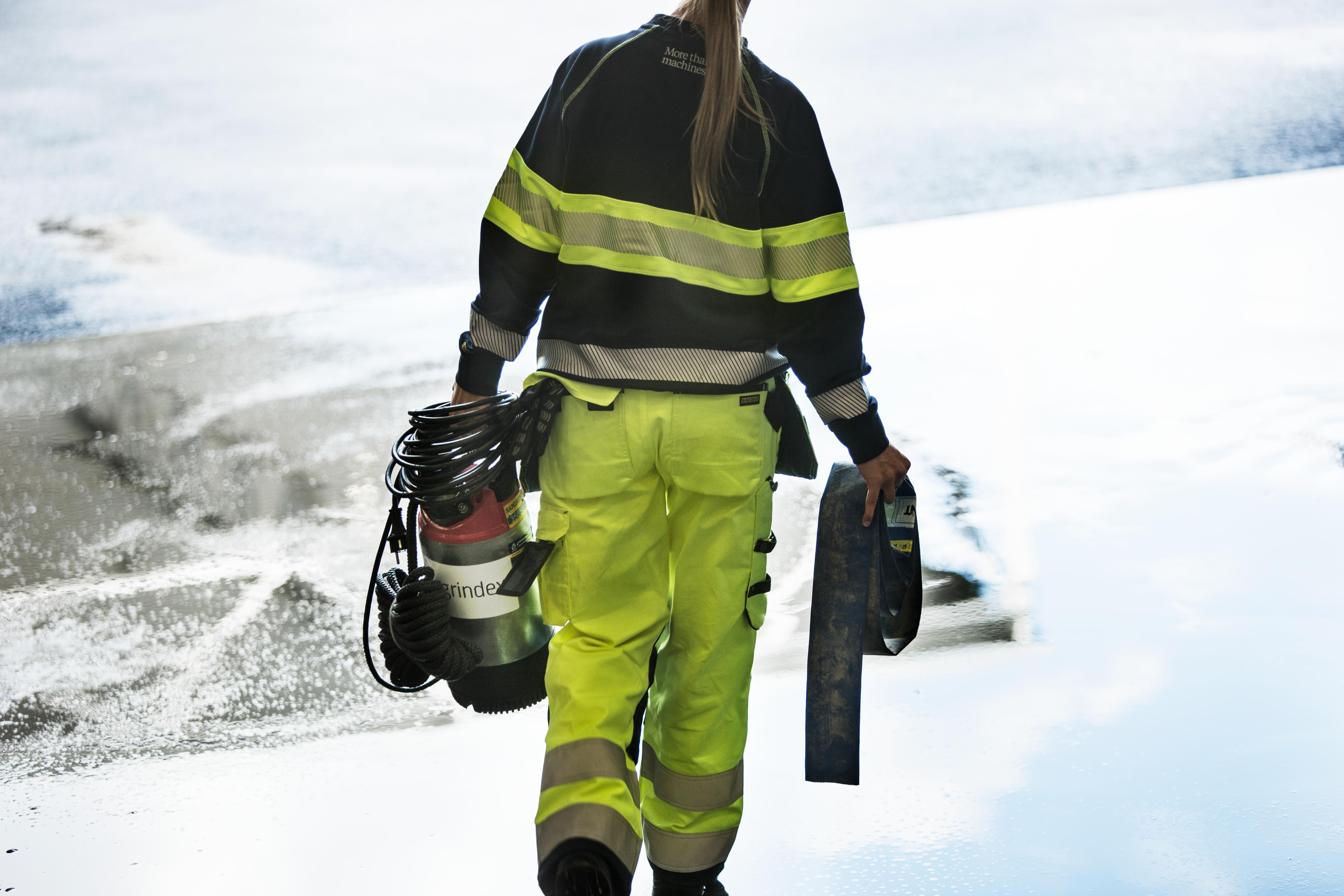 Person bärande på maskiner