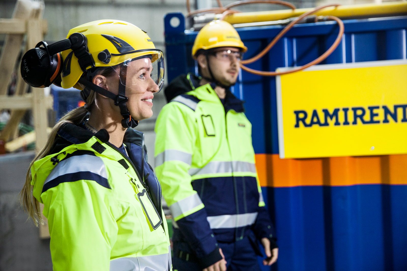 Bild på två kollegor på Ramirent