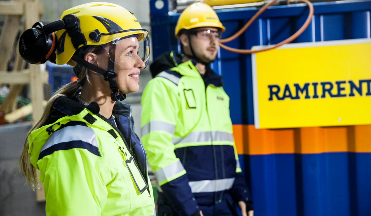 Bild på två kollegor på Ramirent