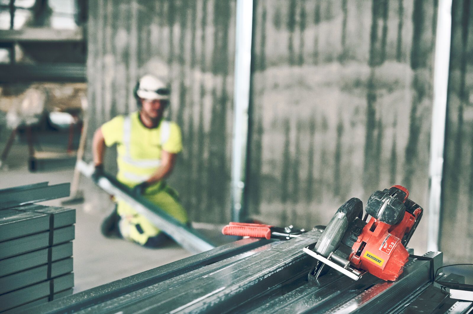 Hyr rätt handverktyg för varje moment. Vi erbjuder allt från stora maskiner till smidiga cirkelsågar för proffs.