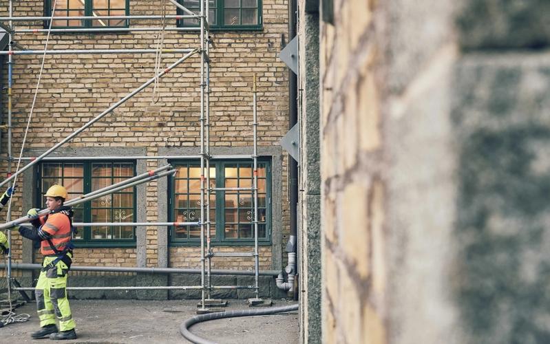 Ramirent Safe Access garanterar säker montering av ställningar med utbildad personal och komplett säkerhetsutrustning (selar).