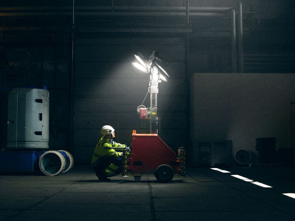 Portabel belysning och elutrustning i användning på byggarbetsplats inomhus.