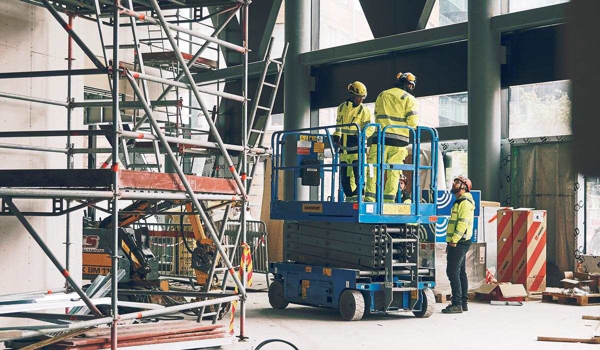 Ramirent är det självklara valet för industrin. Tjänster i form av rätt produkter och utbildad personal hjälper dig hela vägen i mål.