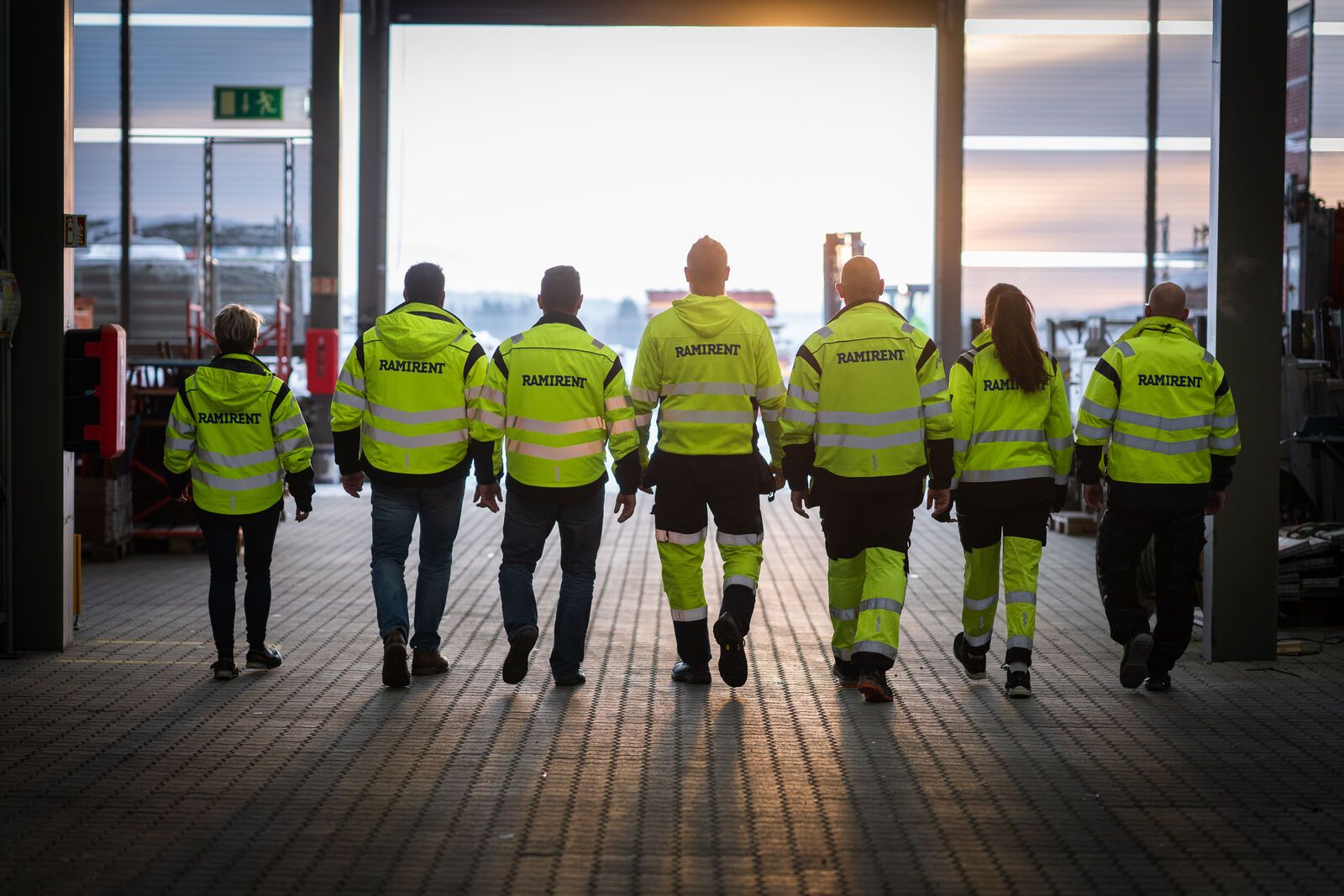 Ramirentmedarbetare påväg ut utomhus