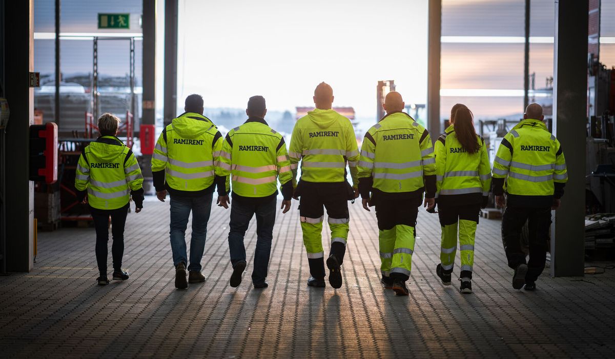 Ramirentmedarbetare påväg ut utomhus
