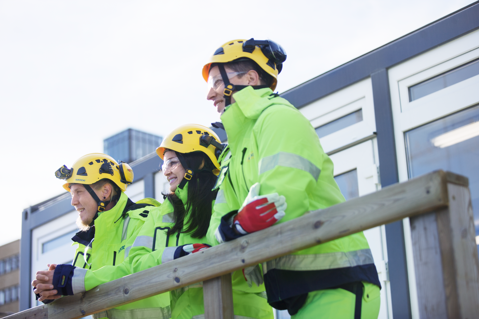 Personer som pratar på ett bygge