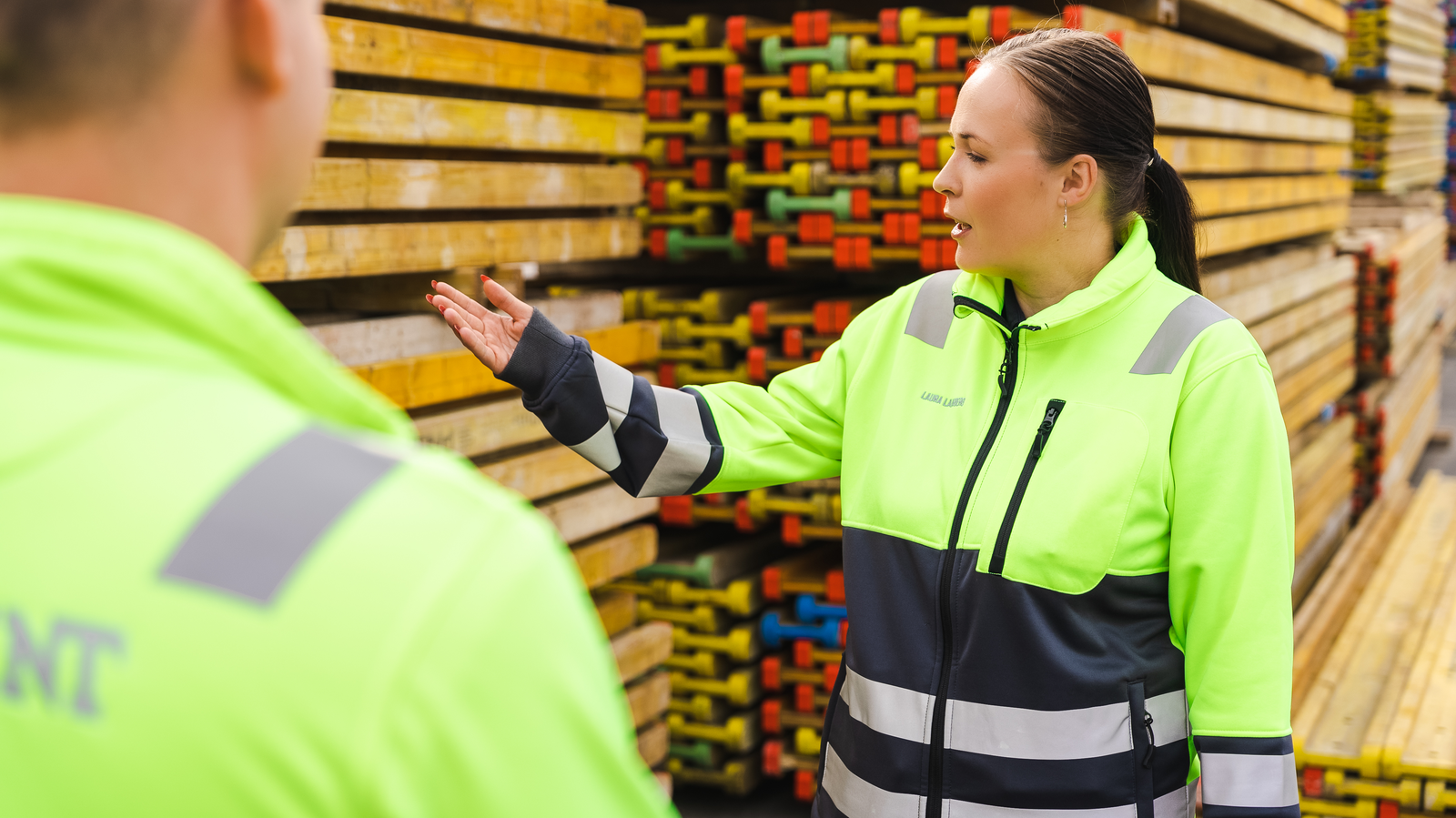 Bild på en tjej och en kille i ett lager