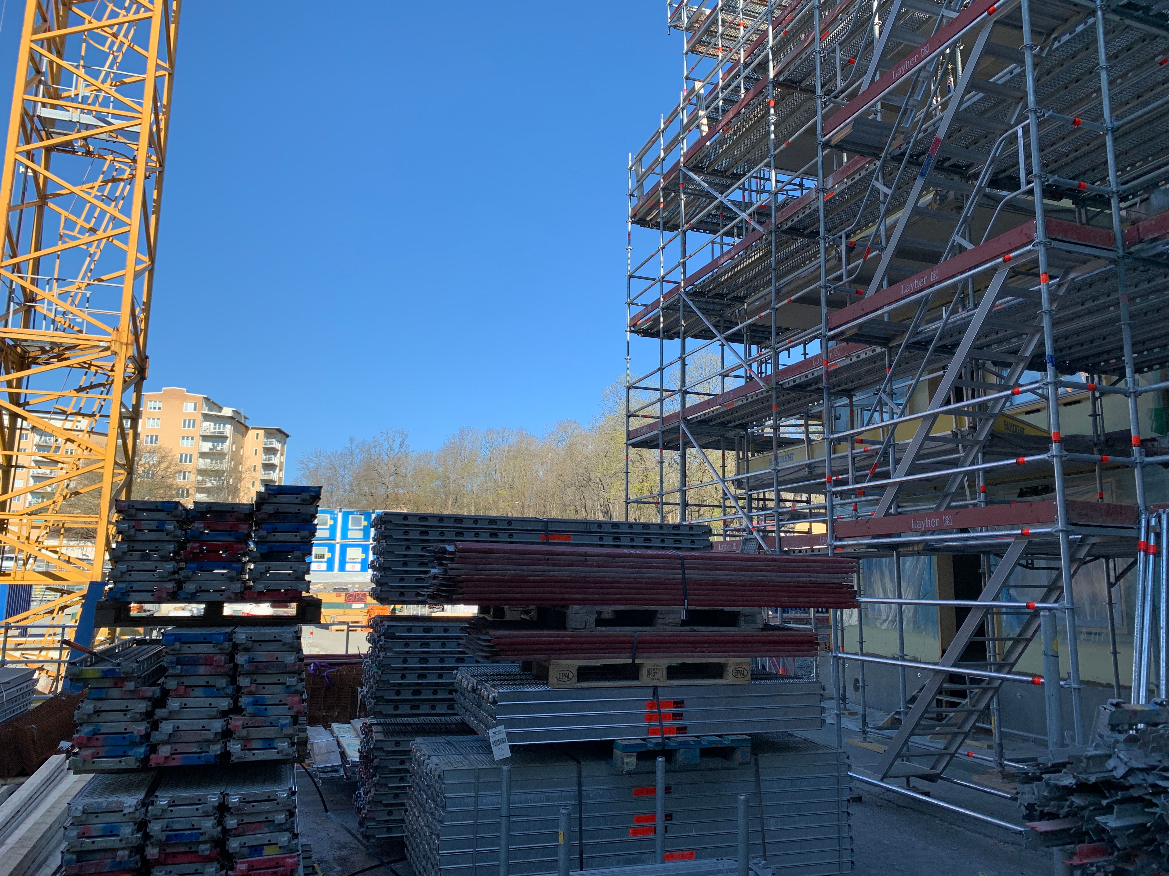 Leverans av ställningsmaterial vid bygget. Ramirent Safe Access hanterar logistiken för komplett och säker access till din fasad.