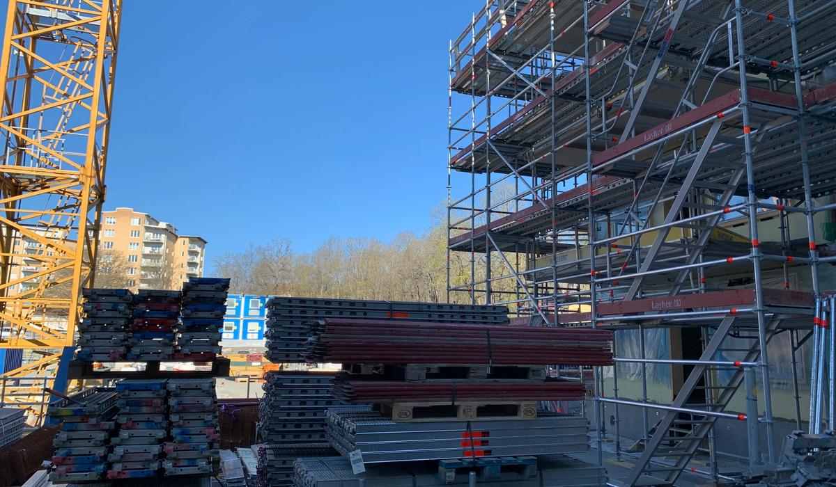 Leverans av ställningsmaterial vid bygget. Ramirent Safe Access hanterar logistiken för komplett och säker access till din fasad.