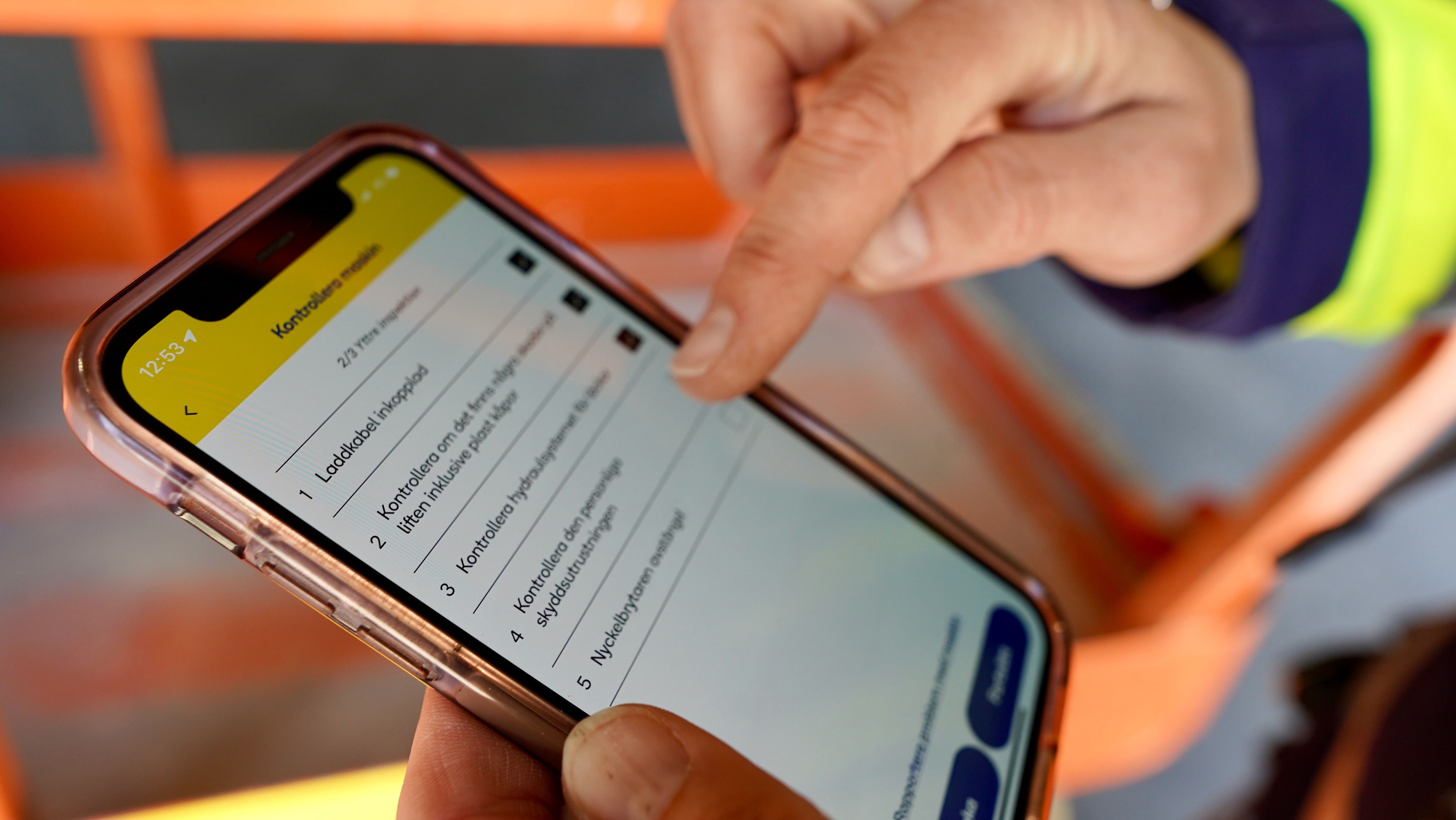 Använd RamiShare mobilapp för att digitalt hantera maskinkontroller, inventering och besiktning direkt på bygget.