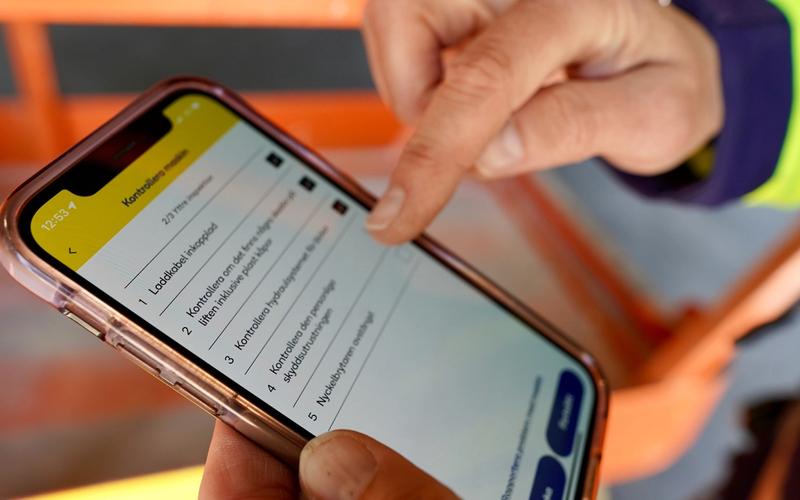 Använd RamiShare mobilapp för att digitalt hantera maskinkontroller, inventering och besiktning direkt på bygget.