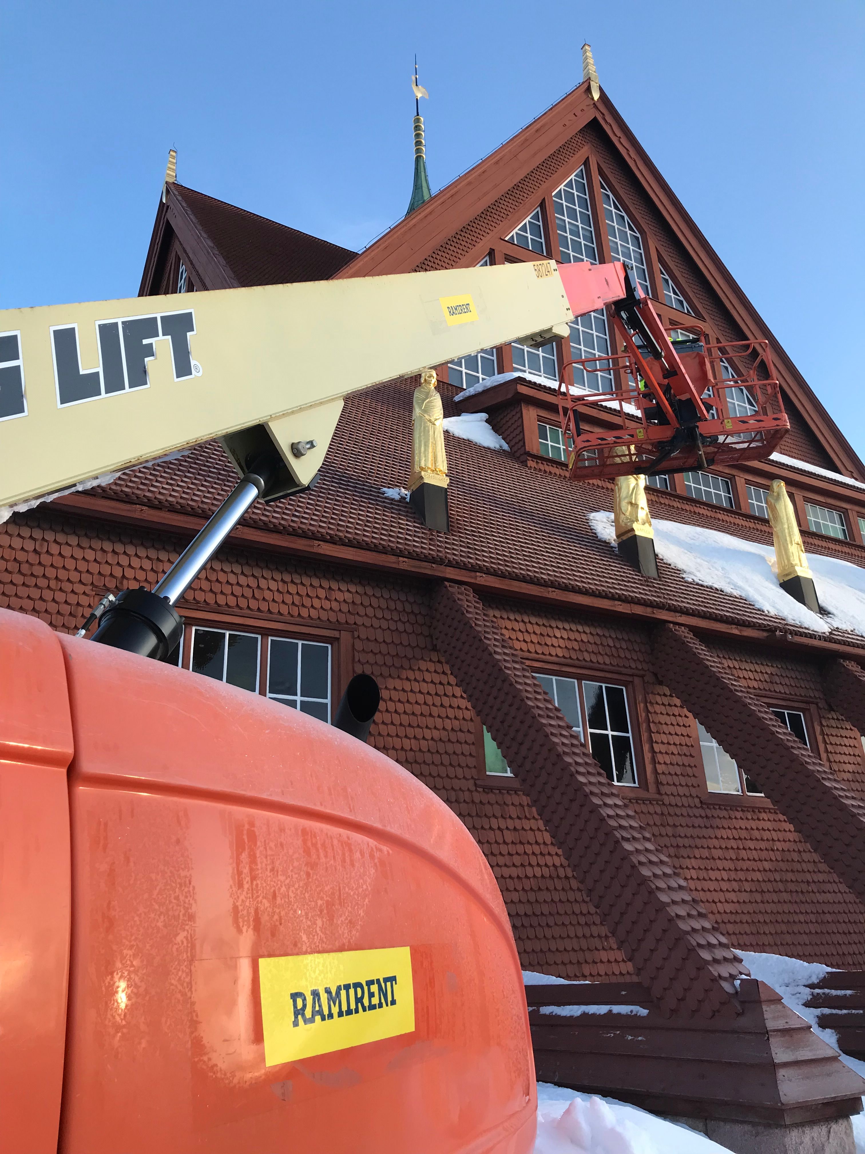 Ramirent lift framför Kiruna kyrka